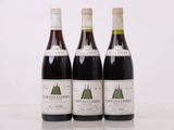 trois bouteilles de vin posées sur une table l'une à côté de l'autre