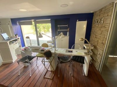 une femme assise à un bureau dans une pièce aux murs bleus