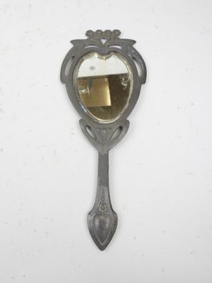 Face à main en étain à décor végétal, Art Nouveau.