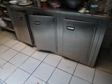 de nombreuses casseroles et poêles sur le comptoir de la cuisine