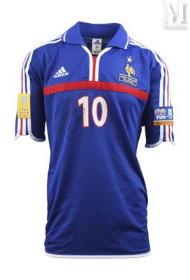 un gros plan sur un maillot de football portant le numéro 10