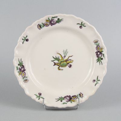l'image d'une assiette sur laquelle figurent un oiseau et des fleurs