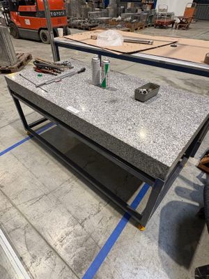une table placée au milieu d'une pièce