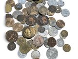 une pile de vieilles pièces de monnaie sur une surface blanche