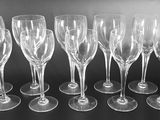 six verres à vin vides alignés sur une table