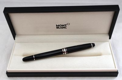 un gros plan d'un stylo dans une boîte posée sur une table