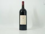 la bouteille de vin rouge est posée sur une surface blanche