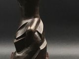 une statue représentant une personne tenant un globe terrestre, posée sur un socle