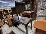 une chaise posée sur une table dans une pièce