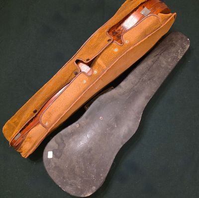 un étui en cuir posé sur une chaussure