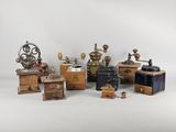 de nombreux modèles différents de moulins à café anciens et de moulins à café
