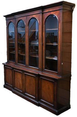 image d'un vaisselier en bois avec des portes en verre