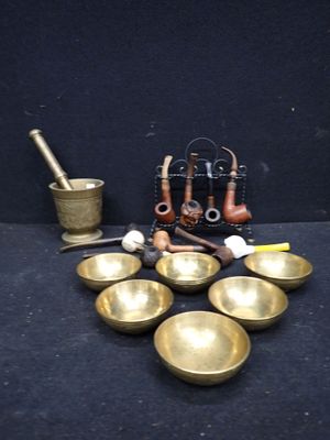 de nombreux bols en laiton et d'autres objets posés sur la table