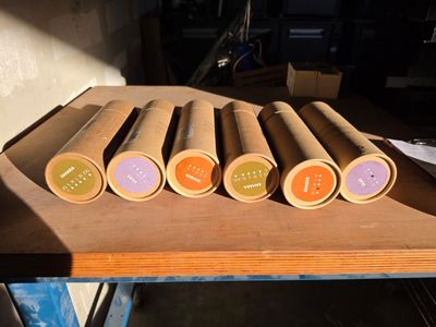 une pile de tubes en bois posée sur une table