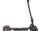gros plan d'un scooter sur fond blanc