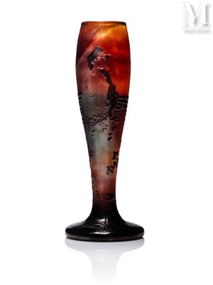 un vase en verre sur lequel est représentée une girafe