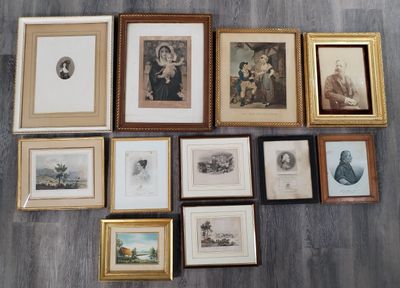 beaucoup de photos encadrées posées par terre les unes à côté des autres