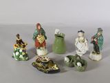 de nombreuses figurines posées sur une table