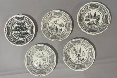 six assiettes noires et blanches, ornées de motifs différents, posées sur une table