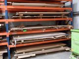 un grand nombre de palettes empilées dans un entrepôt