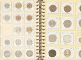 un livre dans lequel se trouve un tas de pièces de monnaie