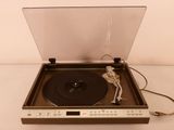 un tourne-disque posé sur une platine