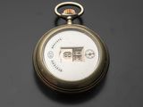 une montre de poche en or avec un cadran blanc sur fond noir