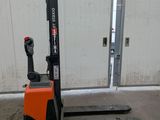 une photo d'un chariot élévateur garé devant un bâtiment