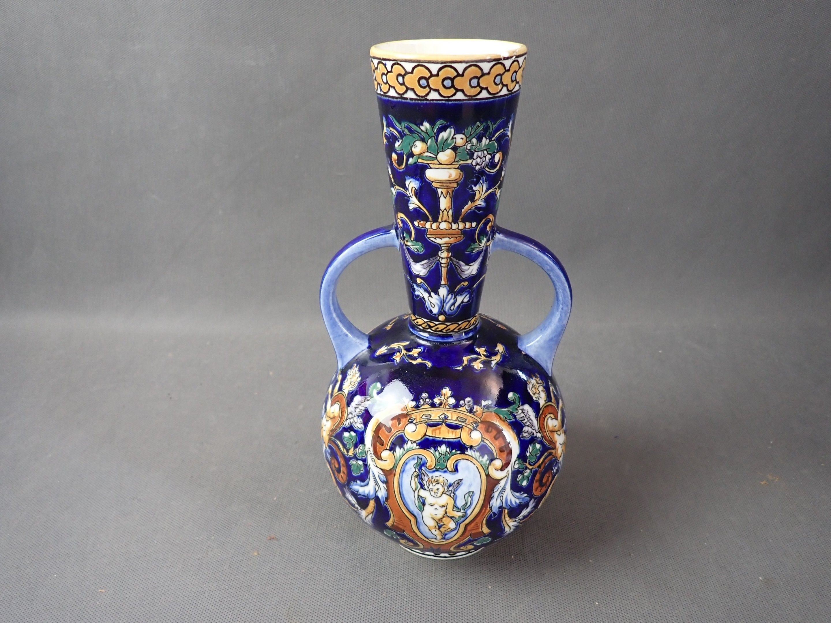 GIEN, vase en faïence décor renaissance H : 26,5 cm ( accide…