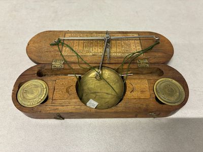 une vieille horloge en laiton avec un boîtier en bois et quatre pièces en laiton