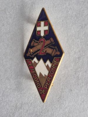 gros plan d'un badge sur une surface blanche