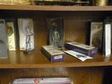 une bibliothèque sur laquelle sont posés des livres illustrés