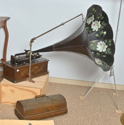 un vieux gramophone posé par terre à côté d'autres objets anciens