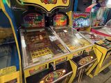 de nombreuses bornes d'arcade alignées les unes à côté des autres