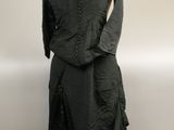 une photo d'une robe et d'une veste noires présentées sur un mannequin