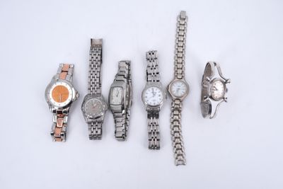 un grand nombre de montres posées sur une table