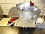 une machine posée sur le comptoir d'une cuisine