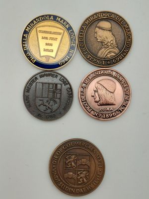 gros plan d'un groupe de pièces de monnaie sur une surface blanche