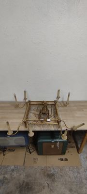 une photo d'un établi avec beaucoup d'outils dessus