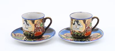 deux tasses et soucoupes posées sur une soucoupe