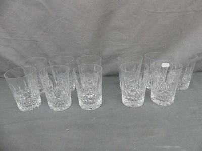 six verres sont alignés sur une table