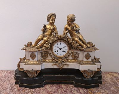 une horloge posée sur une table
