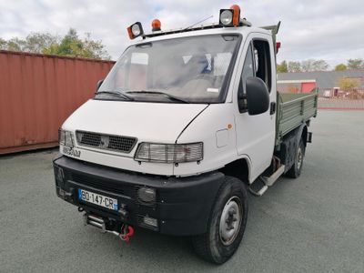 un camion blanc garé dans un parking