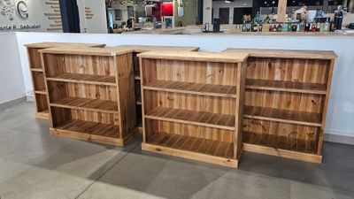 deux bibliothèques avec des étagères en bois au milieu de la pièce