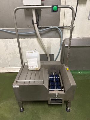 une machine posée sur le sol d'une pièce