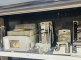 de nombreux types d'appareils électroniques sur les rayons