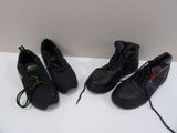 trois paires de chaussures noires avec des lacets verts sur un fond blanc