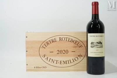 une bouteille de vin posée à côté d'une caisse en bois