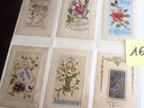 beaucoup de cartes ornées de fleurs posées sur une table
