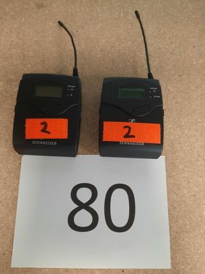 Deux microphones sont posés l'un à côté de l'autre sur une table